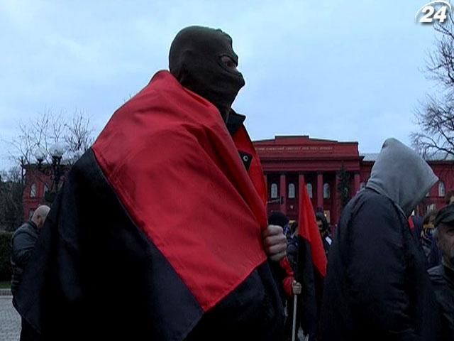 Украинские болельщики отстаивают свое право на красно-черные флаги