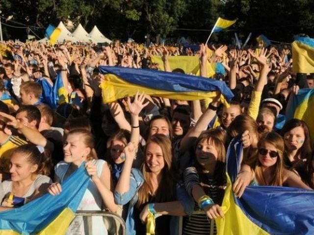 Украинские фаны громко праздновали победу на улицах Киева (Видео)