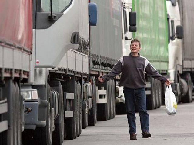 На границе с Белоруссией – километровые очереди из грузовиков На границе с Белоруссией – километровые очереди из грузовиков