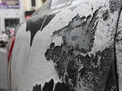 На автостоянке в Киеве машины залили кислотой