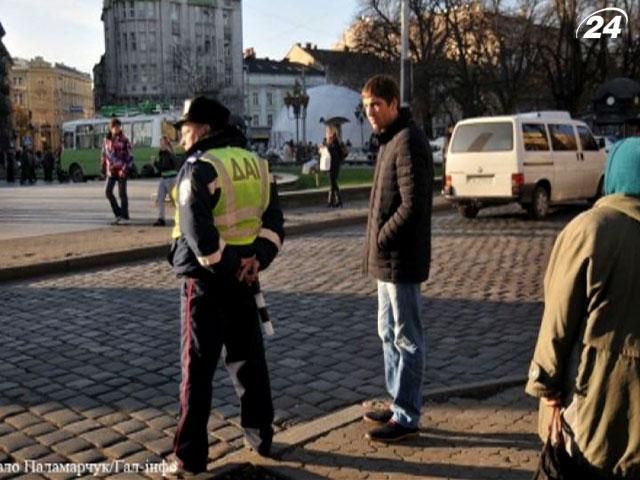 УДАРівець з порушенням припаркував авто і поскандалив з даішником УДАРівець з порушенням припаркував авто і поскандалив з даішником