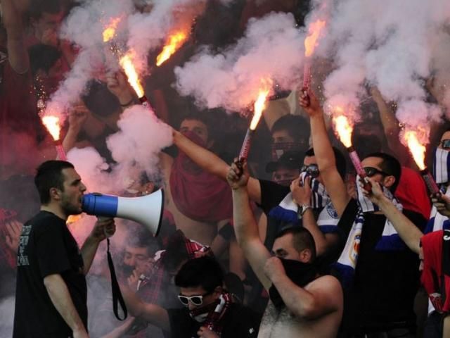 На милиционеров напали футбольные фанаты со слезоточивым газом На милиционеров напали футбольные фанаты со слезоточивым газом