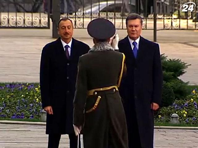 Президентові Азербайджану в Києві показали "фокус"