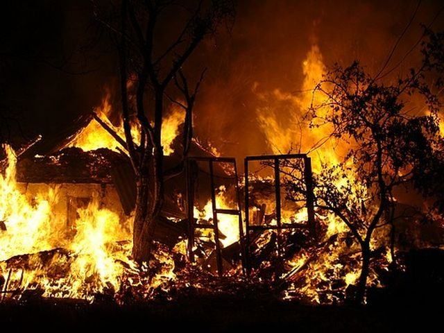 В Енакиево горит школа: пожарные еще ​​тушат пламя