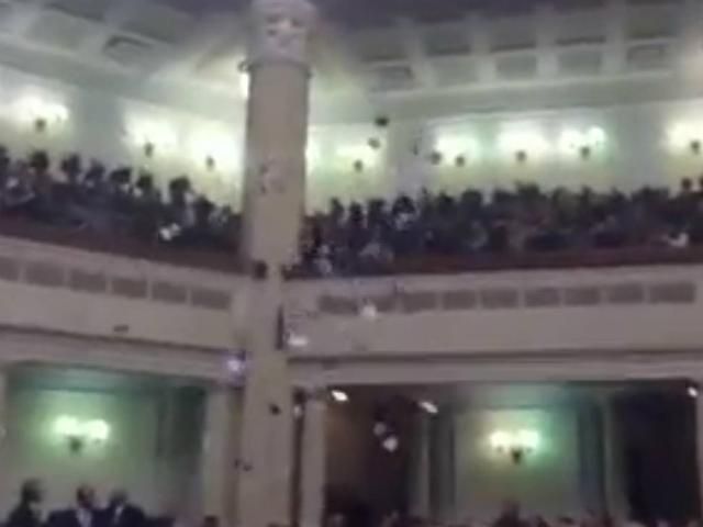 На голови нардепів розкинули листівки "Юлі - волю" (Відео) На голови нардепів розкинули листівки "Юлі - волю" (Відео)