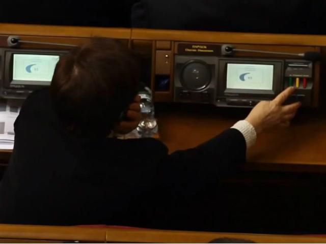 Комуністка двічі за сесію голосувала за сусіда (Відео) Комуністка двічі за сесію голосувала за сусіда (Відео)