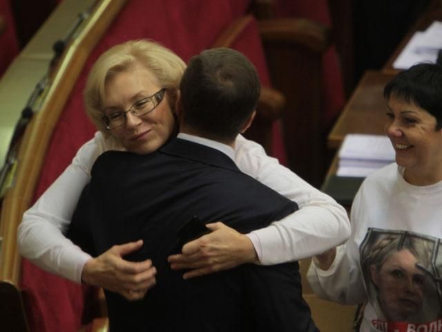 Поки нардепи обіймалися, їх посипали листівками (Фото)