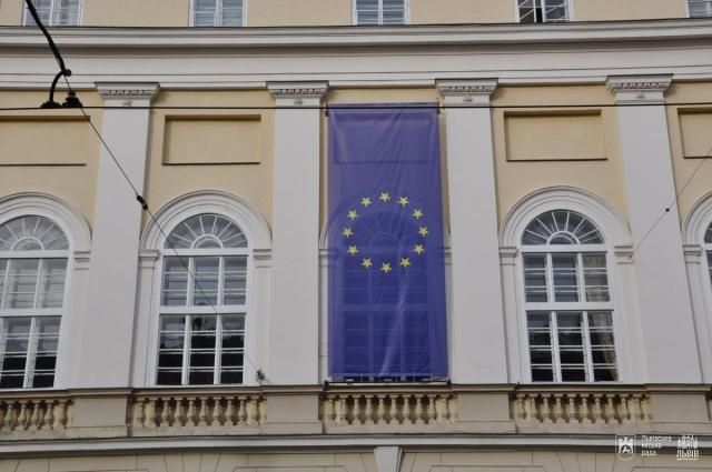 Львовский мэр повесил на Ратушу символику ЕС