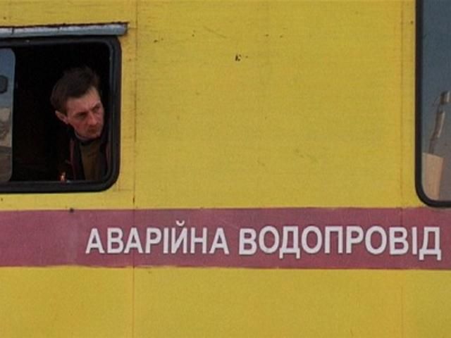 У столиці прорвав водопровід, через це частково перекриють рух транспорту У столиці прорвав водопровід, через це частково перекриють рух транспорту