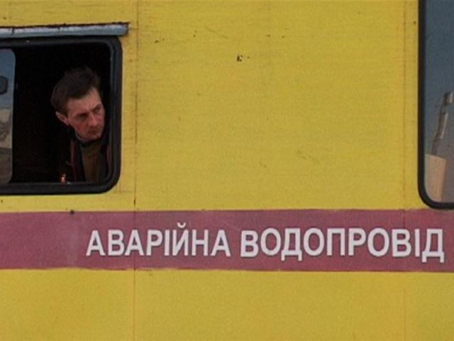 У столиці прорвав водопровід, через це частково перекриють рух транспорту У столиці прорвав водопровід, через це частково перекриють рух транспорту