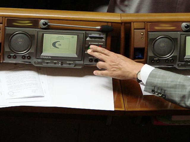 Регіонал Ян Табачник "кнопкодавив" у Раді (Фото) Регіонал Ян Табачник "кнопкодавив" у Раді (Фото)