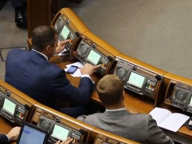 Двоє регіоналів синхронно "кнопкодавили" (Відео) Двоє регіоналів синхронно "кнопкодавили" (Відео)