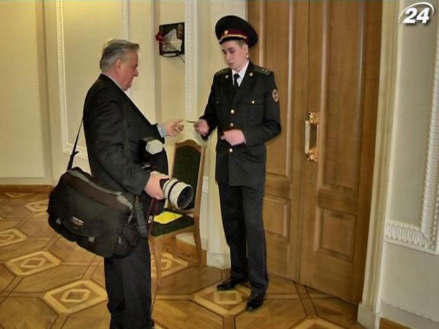 У Верховній Раді журналістам влаштували посилену перевірку У Верховній Раді журналістам влаштували посилену перевірку