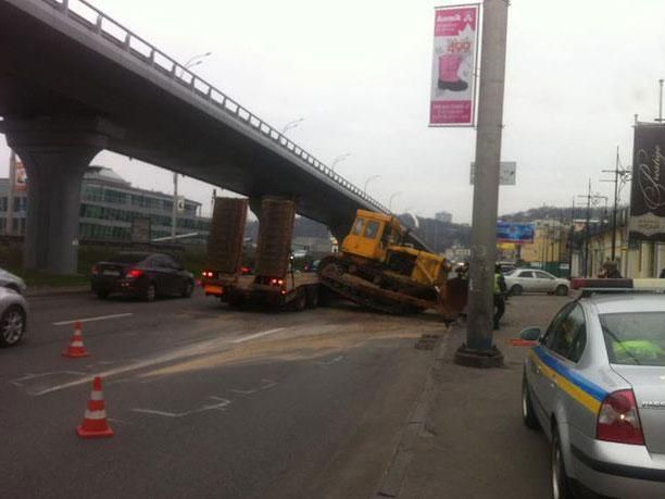В Киеве на проезжую часть перевернулся бульдозер (Фото. видео) В Киеве на проезжую часть перевернулся бульдозер (Фото. видео)