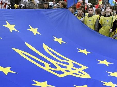 На Майдане Независимости собралось несколько сотен человек На Майдане Независимости собралось несколько сотен человек