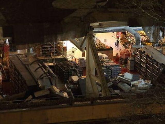 В Риге обрушилась крыша супермаркета: под завалами может быть до 50 человек