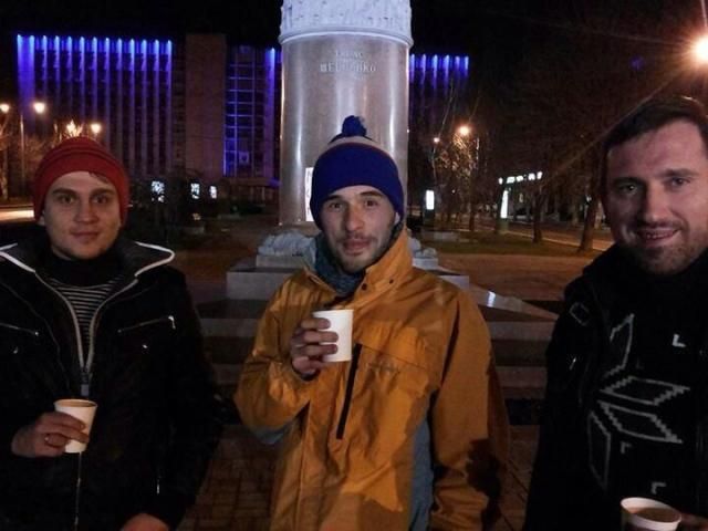 В Донецке люди тоже собрались на Евромайдан (Фото) В Донецке люди тоже собрались на Евромайдан (Фото)