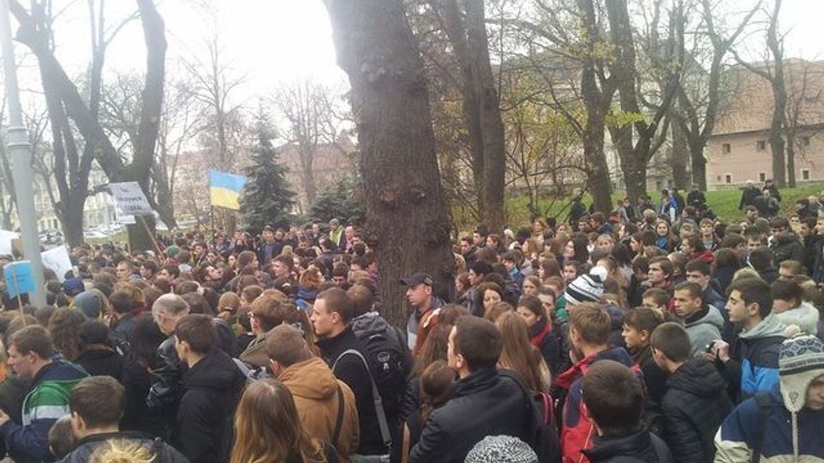 У Львові на Євромайдан вийшла тисяча людей (Фото) У Львові на Євромайдан вийшла тисяча людей (Фото)