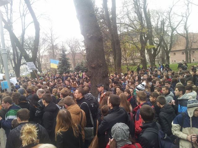 Во Львове на Евромайдан вышла тысяча человек (Фото)