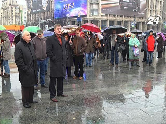 На Майдані стоять сотні людей На Майдані стоять сотні людей