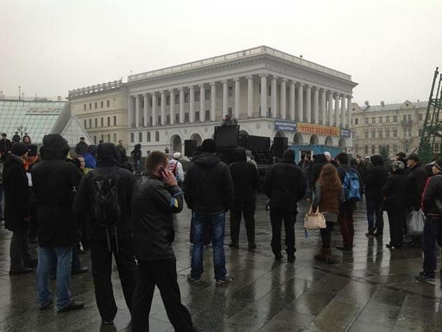 На Майдане митингующих вытесняют киосками (Фото)