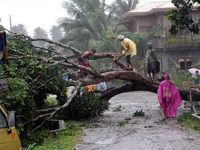 Жертвами тайфуну на Філіппінах стали вже понад 5 тисяч осіб 