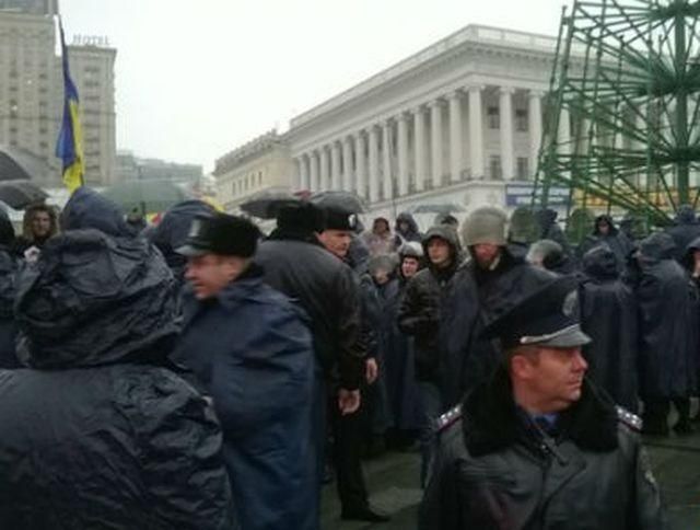 На Майдане Незалежности состоялась первая стычка с милицией (Видео)