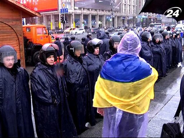 Милиционеры говорят, что на Майдане охраняют подготовку к праздникам Милиционеры говорят, что на Майдане охраняют подготовку к праздникам