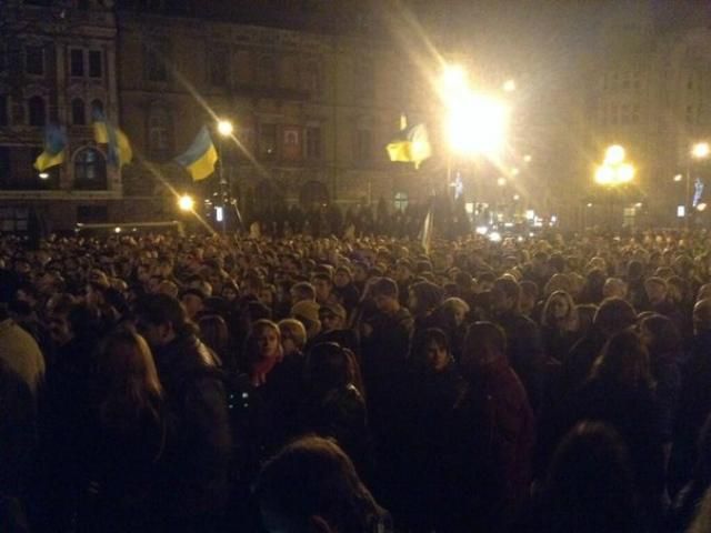 Во Львове на Евромайдан собрались 10 тысяч человек (Фото)