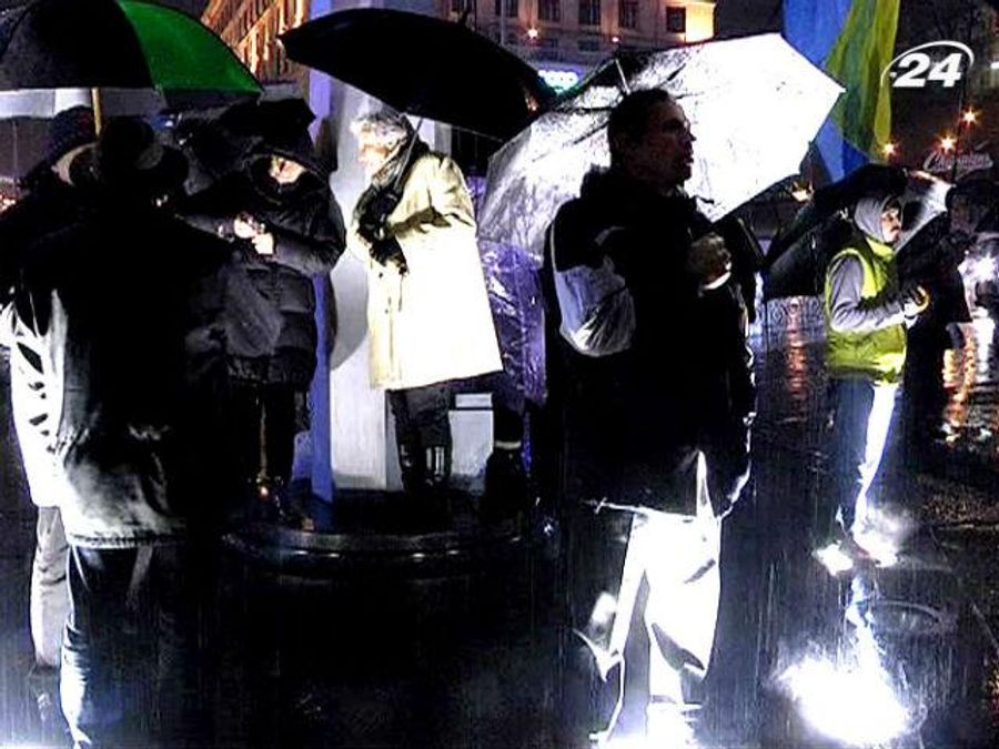 Евромайдан под дождем, но митингующие не расходятся Евромайдан под дождем, но митингующие не расходятся