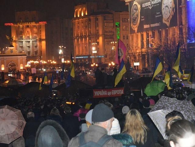 На Майдане собрались 5 тысяч человек. "Беркут" снес палатки 