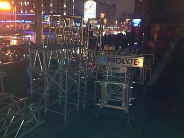 На Євромайдані уже встановлюють сцену (Фото) На Євромайдані уже встановлюють сцену (Фото)