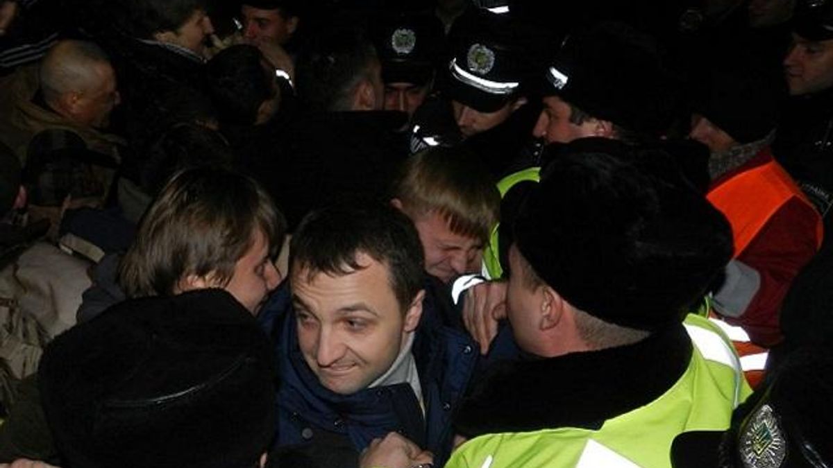 У Миколаєві міліція штурмувала Євромайдан: є постраждалі (Фото. Відео) У Миколаєві міліція штурмувала Євромайдан: є постраждалі (Фото. Відео)