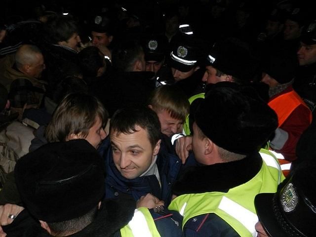 У Миколаєві міліція штурмувала Євромайдан: є постраждалі (Фото. Відео)