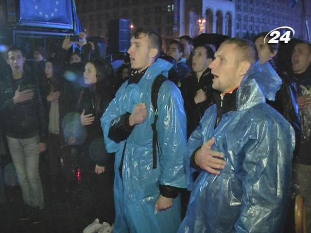 Утро на Майдане встретили 200 человек