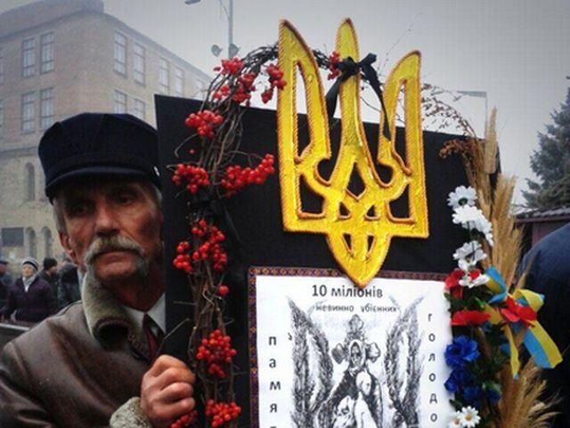 Київ без партійної символіки вшанував жертв Голодомору (Фото)