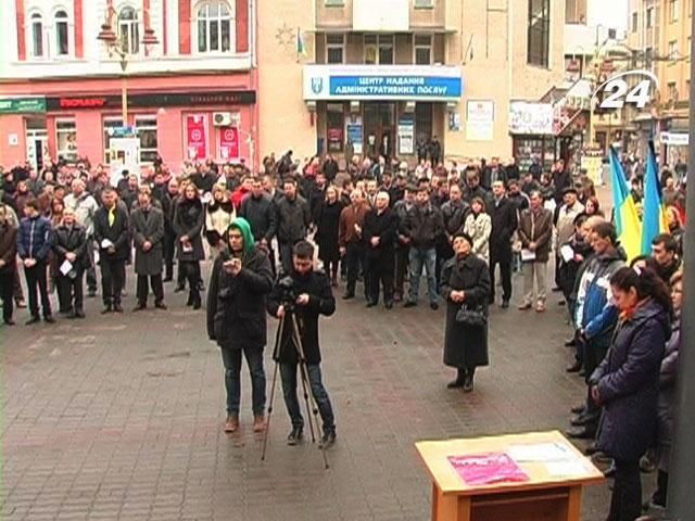 У Івано-Франківську сесія міської ради пройшла на Євромайдані У Івано-Франківську сесія міської ради пройшла на Євромайдані