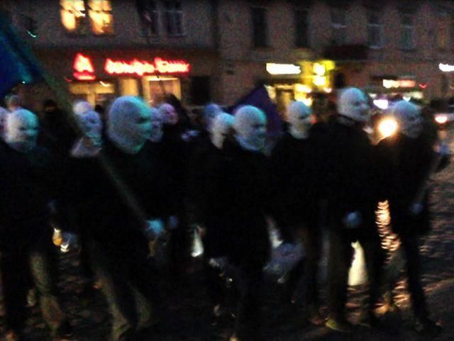 Радикалы в масках устроили во Львове марш с революционными лозунгами (Видео) Радикалы в масках устроили во Львове марш с революционными лозунгами (Видео)