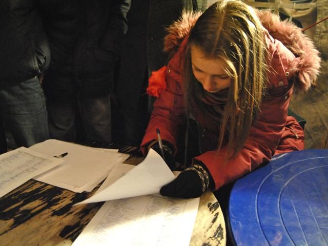 У Львові збирають підписи за євроінтеграцію і сотнями їдуть до Києва (Фото)