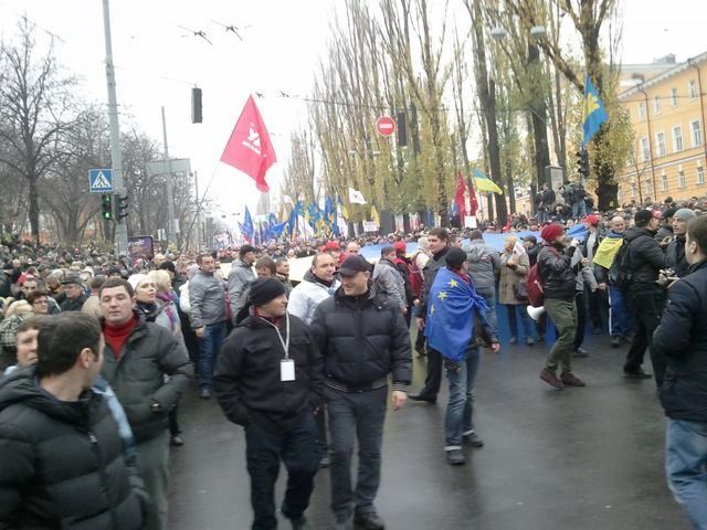 Опозиційна хода пройшла повз пам'ятник Леніну, який надійно захищала міліція Опозиційна хода пройшла повз пам'ятник Леніну, який надійно захищала міліція