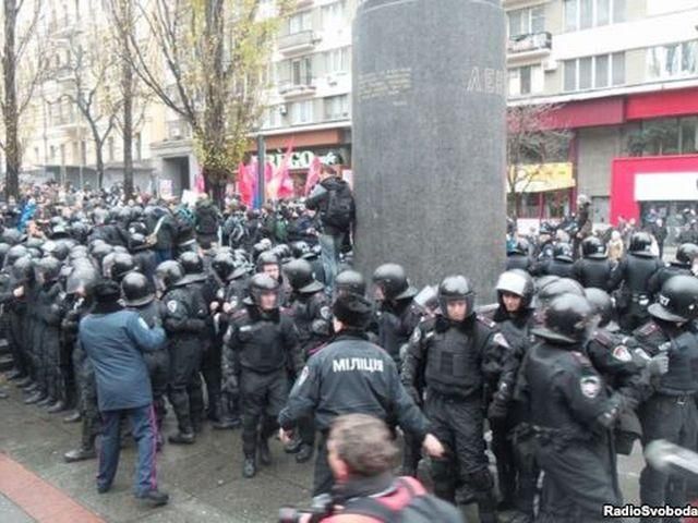 Опозиційний мітинг по дорозі зніс намет комуністів