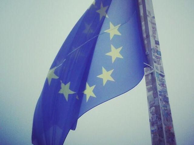 На Львовом підняли прапор Євросоюзу (Фото)