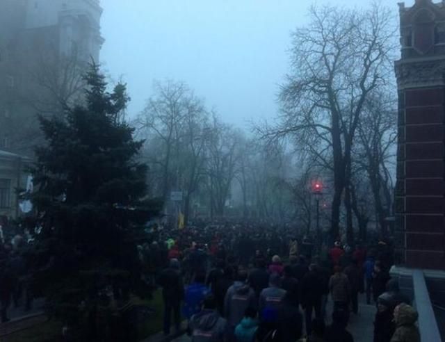 Біля Кабміну - сутичка мітингувальників з міліцією, на Банковій - натовпи "тітушок"