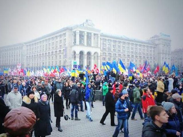 На Євромайдані у Києві — більше сотні тисяч людей (Відеофакти)