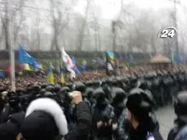 Под Кабмином драка, "Беркут" распыливал слезоточивый газ Под Кабмином драка, "Беркут" распыливал слезоточивый газ