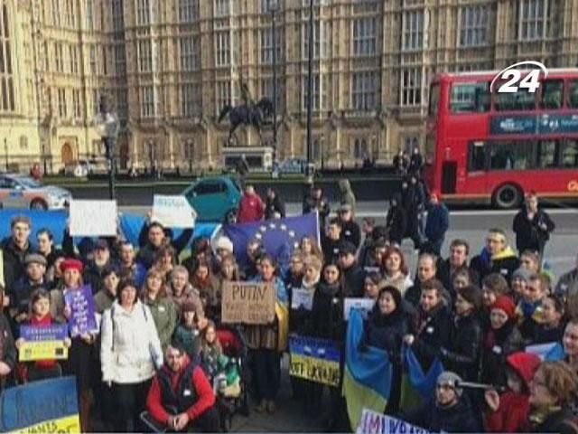 Українці по усьому світу збираються на “євромайдани” Українці по усьому світу збираються на “євромайдани”