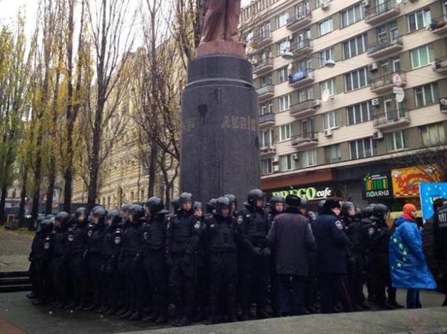 Банковую защищают беркутовцы в 8-10 рядов Банковую защищают беркутовцы в 8-10 рядов
