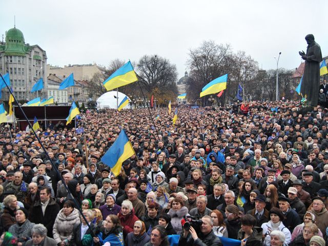 У Львові Євромайдан зібрав близько 15 тисяч людей (Фото. Відео)