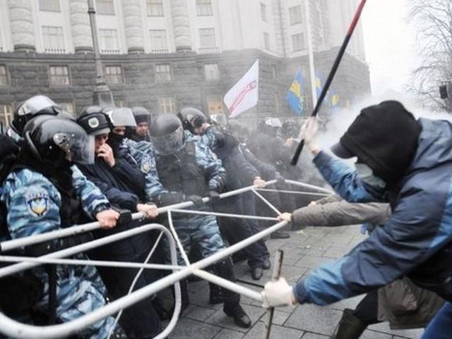 В столкновениях свободовцев и "Беркута" под Кабмином есть пострадавший В столкновениях свободовцев и "Беркута" под Кабмином есть пострадавший