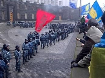 Під будівлею уряду залишаються активісти